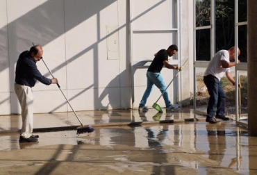 Ante el deterioro del recinto ferial de Arauca, el mandatario departamental se encargó limpiar sus instalaciones. Foto: Gobernación de Arauca. Recintos feriales, estado de los recintos feriales, usos de los recintos feriales, alternativas para usar más los recintos feriales, recinto ferial de arauca, recinto ferial de san vicente del caguán, recinto ferial valledupar, CONtexto ganadero, ganadería colombia
