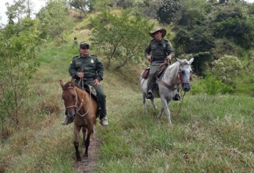 La Policía de Carabineros continúa haciendo patrullajes en zona rural de Puerto Boyacá. Foto: Sargento José Gregorio Rubio Abigeato Puerto Boyacá 2017, abigeato Puerto Boyacá, sacrificio clandestino Puerto Boyacá, sacrificio clandestino ganaderos Puerto Boyacá, acciones contra sacrificio clandestino ganaderos Puerto Boyacá, acciones contra abigeato Puerto Boyacá 2017, ganadería Puerto Boyacá, Policía Ejército ganaderos Puerto Boyacá, CONtexto ganadero, ganadería colombia