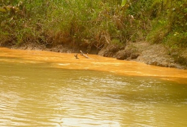 Expertos señalan que a algunos afluentes de Santander no solo van a parar las aguas lluvias sino las negras y descargas clandestinas de sustancias y residuos de ciertas industrias. Foto: www.ipc.org.co río de Santander, contaminación de río de Santander, Río de Oro, Río Frío, agua para el ganadero, fuentes de agua, fuentes hídricas, yacimientos de agua en la finca, CONtexto ganadero