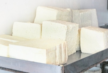 A Bogotá, el mercado natural de la industria local de Arauca, estaría llegando cualquier cantidad de queso desde Venezuela, producto del que estarían llenas las gigantescas bodegas de la ciudad. Foto: elmeridiano.co contrabando de queso desde Venezuela, aumento del contrabando en Arauca, queso de contrabando desde Venezuela, queso de contrabando llega a Bogotá, sector ganadero de Arauca, afectaciones por contrabando de ganado, Ganaderos de Arauca, lecheros de Panamá de Arauca, queseros de Panamá de Arauca, contrabandistas de queso, soborno a autoridades, falta de controles de autoridades, Asoganaderos, CONtexto ganader