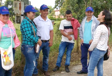 Los participantes comenzaron la gira en La Ceja, Antioquia, el pasado lunes 13 de marzo con el fin de conocer distintas experiencias de producción de leche. Foto: Luisa Rubiano. Gira técnica Asoganabol experto canadiense, gira técnica Proyecto Impact, Asoganabol, Cogancevalle, Gira técnica La Ceja Antioquia, Producción de Leche, Asociación Canadiense de Cooperativas, Asociación Canadienses de Cooperativas, CCA, Queso Cerro Azul del Valle, Derivados lácteos en Valle del Cauca, producción láctea en el Valle del cauca, Buenas Prácticas Ganaderas, BPG, CONtexto ganadero, ganaderos Colombia