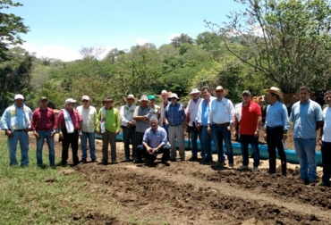 Ganaderos de los Llanos viajaron para conocer diferentes explotaciones de ganado criollo que existen en el departamento de Santander en el marco de una gira. Foto: Gobernación de Santander. gira ganadera en Santander, jornada académica en Santander, bondades del ganado criollo, explotaciones de ganado Chino Santanadereano, CONtexto ganadero