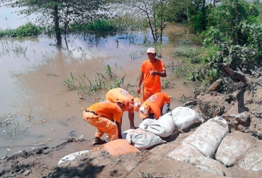 Uno de los temores de los ganaderos de El Banco, Magdalena, es el desbordamiento del río por fallas en el jarillón de Hatillo de Loba, Bolívar. Foto: elheraldo.co Preocupaciones ganaderos Magdalena, Falta de pastos ganaderos Magdalena, Afectaciones Verano abril 2017 ganadería Magdalena, escasez de agua, Escasez de alimento bovino, Verano 2017 Magdalena, intensa sequía, escasez de alimento bovino ganaderos Magdalena, CONtexto ganadero, ganaderos Colombia