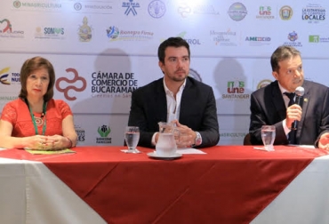 La rueda de negocios va a permitir que al menos 140 pequeños microempresarios de Santander ofrezcan sus materias primas. Foto: Gobernación de Santander. compras leche, compras públicas leche, compra rural santander, agro santander, comercialización rural santander, agro santandereano, gobernación de santander, contexto ganadero, ganadería colombia