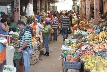 El análisis permitirá determinar los productos que salen y entran al departamento. Foto: boyacaaldia.wordpress.com. Ese censo general va a permitir tener una información veraz y oportuna con miras, de acuerdo a los resultados obtenidos, a incentivar la producción de alimentos que llegan desde otros departamentos y países. Funcionarios de la Secretaría de Fomento Agropecuario, cumpliendo lo señalado en el Plan de Desarrollo ‘Creemos en Boyacá, Tierra de Paz y Libertad’, recorren las plazas de mercado mayoristas del departamento para conocer cuántas toneladas se producen y en dónde son comercializadas. “Con encuestas es