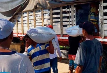 “A Sucre llegaron 135 toneladas de suplementos y habían dicho que enviarían 170 ton”, dijo Juan Carlos Romero. Foto: elheraldo.co Suplementos alimenticios llegaron a la Guajira, comida para ganado llegó a Sucre y Bolívar, la comida se distribuyó a ganaderos con menos de 50 animales, afiliados a Comités Ganaderos, CONtexto Ganadero, noticias de ganadería colombiana.