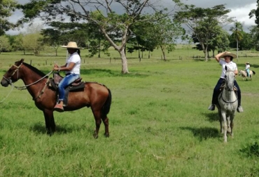Como se ve en la foto, varias personas han visitado la ganadería El Rosario y han hecho recorridos en caballo por la finca. Foto: Cortesía Hacienda El Rosario, Hacienda El Rosario Turismo, turismo ganadero en Córdoba, Ganadería Turismo, agroturismo, turismo ganadero, diversificar fuentes ingresos negocio ganadero, turismo ganadero sector, turismo ganadero en Colombia, agroturismo en Colombia, CONtexto ganadero, ganaderos colombia, noticias ganaderas colombia