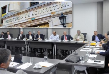 “Es un reto para la gremialidad en el sentido de contextualizarse hacia el futuro en favor de la actividad”, dijo José Domingo Cuello. Foto: Ministerio de Agricultura y Desarrollo Rural - fedegan.org.co Líderes gremiales de la ganadería, voluntad técnica, manejo técnico del ministerio de Agricultura, ruta ganadera, Plan Estratégico, reto para la gremialidad, respeto a vocería gremial, planes conjuntos, Fedegán y gobierno, Contexto Ganadero, noticias de ganadería colombiana.