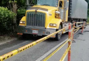 “El punto de Cáceres –Tarazá que se llevó el río Cauca en abril continua sin reparar”, dijo Daniel Cadavid Londoño. Foto: transvicargo.com.co Vía Tarazá cerrada 4 días, traumatismo al suministro de ganado, cierre total, sobre costos ganaderos, riesgo de Cáceres –Tarazá continua, presión del rio Cauca es latente, dificulta suministro del occidente colombiano, CONtexto ganadero, noticias de ganadería colombiana.