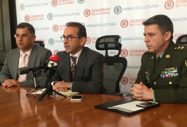 “Incrementaremos la acción policiva y de la DIAN contra las actividades ilegales que en este momento afectan el estatus sanitario y fitosanitario del país”, dijo Andrés Valencia. Foto: CONtexto Ganadero. Puesto de Mando Integrado, fuerzas armadas, Policía, Polfa, DIAN, ICA e Invima, integración de destrezas, supervisión de actividades, frontera con Venezuela y Ecuador, CONtexto Ganadero, noticias de ganadería colombiana.