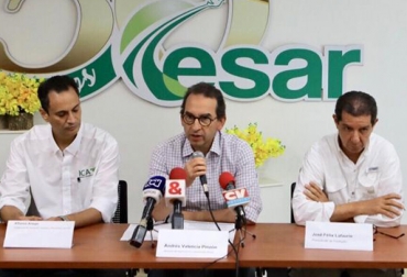 El ministro de Agricultura y Desarrollo Rural, Andrés Valencia junto con el presidente de Fedegán, José Félix Lafaurie, y Alfonso Araujo, director de epidemiología del ICA, durante la rueda de prensa sobre el foco de fiebre aftosa en San Diego, Cesar. Foto: Cortesía. Colombia, Fiebre aftosa, Cesar, brote de fiebre aftosa en el Cesar, Fedegán, José Féliz Lafaurie, Lafaurie señala que los ganderos deben ser centinelas para proteger el país de la FA, Ganadería, ganadería colombiana, noticias ganaderas, noticias ganaderas Colombia, CONtexto ganadero