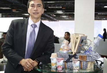 Nelson Molano, gerente de Lácteos El Pomar, presentó la nueva imagen de sus productos como leche y yogur. Foto: La República Lácteos Pomar, Lácteos Pomar nueva imagen, Lácteos Pomar 2018, ventas Lácteos Pomar, Lácteos El Pomar, consumo de leche, consumo de leche en Colombia, aumento consumo de leche en colombia, el pomar, Nelson Molano, Nelson Molano El Pomar, nueva campaña Lácteos Pomar, nueva estrategia Lácteos Pomar, ganadería colombia, CONtexto ganadero, ganaderos Colombia, noticias ganaderas Colombia