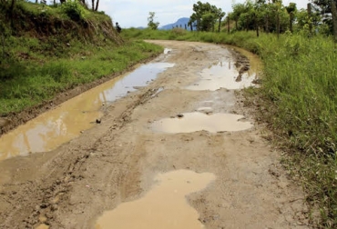 “Vía que conduce del municipio de Puerto Salgar a los corregimientos Colorados, Salamina, Chorro Bravo y las Balsas, es una de las intransitables”, dijo Luz Diola Jaramillo. Foto: Semana Rural Vías terciarias de Puerto Salgar, intransitables, Puerto Salgar a Brisas, Puerto Salgar a los corregimientos Colorados, Salamina, Chorro Bravo y las Balsas, Morro Colorado y al Taladro, Puerto Salgar a la vereda la Colombia, Puerto Salgar a Cedrales, CONtexto ganadero, noticias de ganadería colombiana.