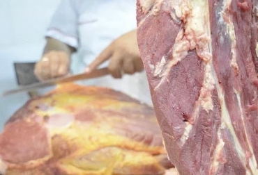 “Ha disminuido el carneo en el municipio, pero aparecen grandes volúmenes de carne de res que no sabemos de donde proviene”, dijo David Hernández. Foto: El Pilón Carne de res de dudosa procedencia en Codazzi, comercio en expendios, comercio en plaza de mercado, ganado de contrabando, reducción del carneo, coyuntura expuesta a las autoridades, Alcaldía de Codazzi no genera soluciones, apoyo de las autoridades, ganado que entra por Serranía de Perijá, CONtexto ganadero, noticias de ganadería colombiana.