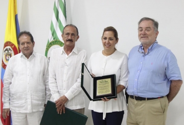 Eduardo Arias, Alfonso López y Mauricio Moreno le entregaron el reconocimiento a Marcela Amaya. Foto: Gobernación del Meta. Ganadería, ganadería colombia, noticias ganaderas, noticias ganaderas colombia, CONtexto ganadero, Meta, Comité de Ganaderos del Meta, Corcebullanos, Asocebú, ferias ganaderas en el meta, Gobernación del Meta, gobernadora del meta, marcela amaya, Eduardo Arias