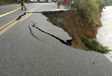 “Cierre de la vía aumentaría en 10 horas el transporte de ganado”, dijo Daniel Cadavid. Foto: Diario del Cauca Vía de Cáceres se la lleva el río Cauca, tramo grande hace 10 meses, gobierno no ha reconstruido la vía, intervención del gobierno, cierre generaría sobrecostos graves, transporte de ganado a Medellín, no cerrar la vía, alerta de ganaderos, CONtexto ganadero, noticias de ganadería colombiana.