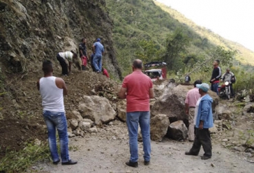 Derumbes en el Valle del Cauca generan pérdidas a los ganaderos por no poder transportar alimentos. Foto: Cortesía ganadería, ganadería colombia, noticias ganadera colombia, contexto ganadero, lluvias, derrumbes, deslizamientos de tierras, tierras, leche, precio, altos costos, altos precios, montañas, praderas, valle del cauca, Palmira, ganadería sostenible, venta leche, traslado leche, bloqueos vías, perdidas, precio leche, ganaderos, ganaderos Colombia, secos, prados