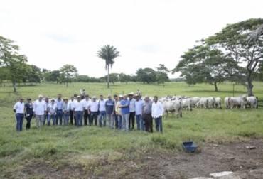 En la hacienda El Rosario, Rodríguez ha liderado charlas y visitas técnicas para mostrar los avances de su ganadería y aleccionar a otros productores. Foto: Paul Rodriguez clúster cárnico del Caribe, noticias clúster cárnico del Caribe, Clúster de carne Córdoba abril 2019, clúster cárnico del caribe ganaderos, clúster de carne Córdoba noticias, clúster cárnico Córdoba, socialización clúster de carne Córdoba, clúster de carne, clúster de carne de Córdoba, clúster cárnico Caribe Gobierno, Entrevista ministro de Agricultura abril 2019, clúster de carne de Córdoba Fedegán, CONtexto ganadero, ganaderos colombia, noticias ganaderas colombia