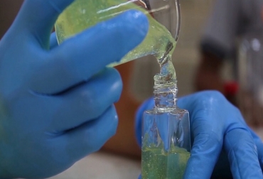 'Glirigel', así se denomina el producto elaborado por estudiantes de un colegio en Polonuevo, Atlántico. Foto: Gobernación de Atlántico. Ganadería, ganadería colombia, noticias ganaderas, noticias ganaderas colombia, CONtexto ganadero, matarratón, árbol de matarratón, gel antibacterial matarratón, gobernación del atlántico, Fundación Observatorio de la Calidad de Vida, Institución Nuestra Señora del Rosario, Institución Nuestra Señora del Rosario en Polonuevo, Polonuevo, glirigel,