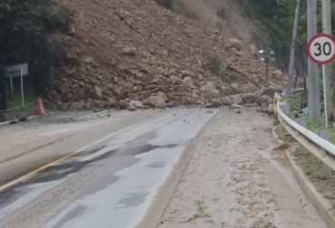 El bloqueo por el derrumbe producido en la vía Bogotá - Villavicencio es un constante dolor de cabeza para los productores del Meta. Foto: coviandes.com Ganadería, Ganadería colombiana, ganadería colombia, noticias ganaderas, CONtexto ganadero, cierre vía bogotá villavicencio, vía bogotá villavicencio, derrumbes, lluvias afectan villavicencio, villavicencio, Bogotá, Meta, millonarias perdidas, transporte ganado, transporte leche, ganaderos villavicencio, ganaderos meta, ganaderos colombia