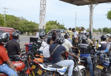 La falta de gasolina tiene a La Guajira gastando horas en filas para poder conseguir un poco del combustible que queda. Foto: La Guajira Hoy.com Ganadería, ganadería colombia, Ganadería colombiana, CONtexto ganadero, noticias ganaderas, noticias guajiras, no hay gasolina en la guajira, desabastecimiento de gasolina en la guajira, guajira sin gasolina, resolución ampliación cupo gasolina, no hay cupo gasolina guajira, ganaderos pierden por falta de gasolina, abastecimiento cupo de gasolina guajira, ganaderos afectados falta de gasolina, La Guajira, gasolina Venezuela, Venezuela, ganaderos colombia, ganaderos colombianos