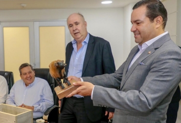 Carlos Rueda Neira (centro), presidente de Asochino, hizo entrega del reconocimiento al gobernador de Santander Didier Tavera (der.). Foto: @DidierTaveraA Asociación de Criadores del Chino Santandereano, Asochino, raza chino santandereano, preservación raza chino santandereano, razas bovinas criollas y colombianas, día de campo Chino Santandereano, Mesa Técnica Chino Santandereano, Gobernación de Santander, reconocimiento gobernador Santander, ganaderos del círculo de excelencia del chino santandereano, CONtexto ganadero, ganadería colombia, noticias ganaderas colombia