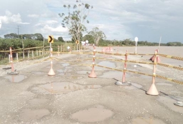 La vía El Capricho está dañada por falta de mantenimiento y por las precipitaciones que llegan con el invierno. Foto: Marandua Stereo Ganadería, ganadería colombia, noticias ganadera colombia, CONtexto ganadero, Lluvias, Praderas, bloqueos vías, fuertes lluvias, Precipitaciones, afectaciones lluvias, invierno, Verano, San José Guaviare, Guaviare, transporte ganado, transporte leche, transporte carne, arreglos via, falta poyo gobierno, problemas viales, Vías, carreteras, predios, ganaderos, ganaderos colombia, via el capricho