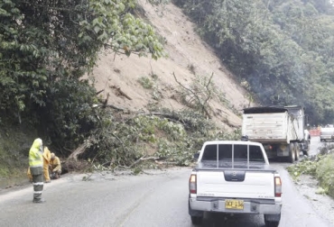 Los deslizamientos de tierra en Antioquia han impedido el transporte de ganado en pie. Foto: elcolombiano.com Ganadería, ganadería colombia, CONtexto ganadero, noticias ganaderas, noticias ganaderas colombia, Ola Invernal, ola invernal antioquia, ganaderos afectados ola invernal, derrumbes antioquia, deslizamientos tierra antioquia, bloqueo de vias antioquia, sobrecostos de produccion transporte ganado, ganaderos Antioquia, Antioquia, ganaderos colombia, ganaderos