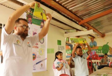 Aspectos como plagas y plaguicidas, y almacenamiento seguro les fueron enseñados a los pequeños caucanos. Foto: Gobernación del Cauca. Ganadería, ganadería colombia, noticias ganaderas, noticias ganaderas colombia, CONtexto ganadero, riesgos ambientales, secretaría de salud de cauca, gobernación de cauca, plagas y plaguicidas, almacenamiento seguro, prevención de las intoxicaciones, efectos en la salud, medio ambiente, disposición de residuos, entornos saludables y escuela saludable,