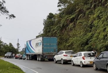 Preocupación de ganaderos por la vía Aguazul-Sogamoso, la cual transitan conductores de mulas desconociendo la capacidad de carga que esta tiene. Foto: prensalibrecasanare.com Casanare, Sogamoso, Aguazul, Yopal, villavicencio, preocupación, ganaderos, Gobierno Nacional, Colombia, Vías terciarias, palma, piña, afluencia de vehículos, capacidad, no hay control, desconocimiento de capacidad de carga en vías, puentes, CONtexto ganadero, ganaderos colombia, noticias ganaderas colombia