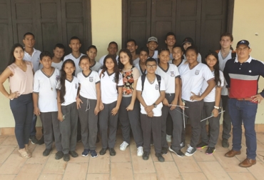 Coregan promueve la actividad ganadera y la importancia del sector entre los jóvenes de Puerto Berrio. Foto: Cortesía. Coregan, Coregan trabaja con los jóvenes, jóvenes experimenten la ganadería, jóvenes en el campo, jóvenes aprenden sobre ganadería, relevo generacional