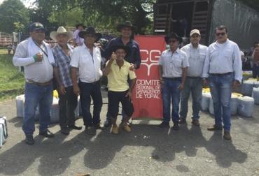 Pequeños ganaderos de Yopal recibieron miel de caña, ayuda que fue bien recibida debido a la escasez de alimento para el ganado. Foto: Cortesía. suplemento alimenticio bovino, ayudas del MinAgricultura, pequeños ganaderos de Yopal, Comité de Ganaderos de Yopal, producción de alimento bovino en Yopal