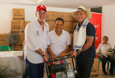 Los equipos permitirán fortalecer la actividad lechera de la región. Foto: Gobernación del Atlántico. ganadería, ganadería colombia, noticias ganaderas, noticias ganaderas colombia, contexto ganadero, gobernador del Atlántico, Eduardo Verano de la Rosa, 71 motobombas, Asociación de Pequeños Productores Ganaderos, Asogama, picapastos, semillas, forraje, motobombas, secretario de Desarrollo Económico del Atlántico, Anatolio Santos, Cooperativa de Repelón Copegar, vicepresidente de Asogama, Dilma Jaramillo, Freddy Escobar, miembro de Asogama,