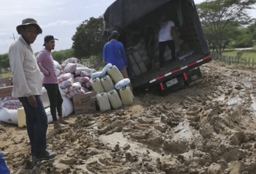 Los encargados de los vehículos se vieron en la necesidad de sacar los productos para evitar que se dañaran, como consecuencia de las condiciones climáticas y la demora. Foto: Cortesia ganaderia, ganaderia colombia, ganaderia colombiana, contexto ganadero, noticias ganaderas, noticias ganaderas colombia, magdalena, via el piñon, invierno en magdalena, productores afectados por invierno, productores magdalena, via el piñon salamina, ganaderos, ganaderos colombia