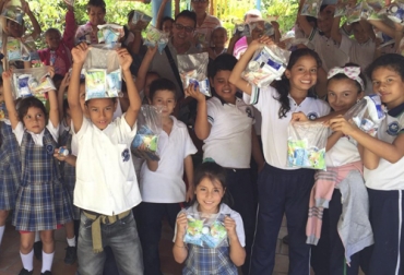 Con esta entrega de kits lácteos, Fedegán y el FNG beneficiaron a población venezolana que llegó a Colombia huyendo de la crisis económica y social. Fueron más de 40 los jóvenes del vecino país que participaron y disfrutaron de la jornada. Fomento al consumo, Fedegán, leche, kit lácteo, FNG, Lafaurie, Santander, noticias de ganadería colombiana, CONtexto ganadero