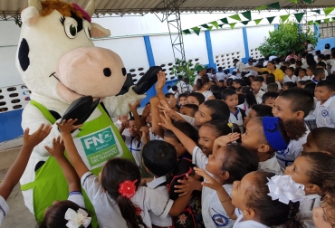 Las actividades realizadas han abarcado los departamentos de Cundinamarca, Chocó, Santander, La Guajira, Atlántico, Bolívar, Magdalena y Cesar, en donde fueron entregados 95.066 kit lácteos a estudiantes, ancianos y personas con capacidad diferente. Fomento al Consumo, carne, leche, Fondo Nacional del Ganado, FNG, Fedegán, Alejandro Galvis Ramírez, Vaca Ana, Vía Láctea, Agroexpo, Tame, Cundinamarca, Chocó, Santander, La Guajira, Atlántico, Bolívar, Magdalena y Cesar