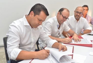 Los convenios fueron suscritos entre el gobernador del Cesar y el presidente de Asocebú. Foto: @luismonsalvo. ganadería, ganadería colombia, noticias ganaderas, noticias ganaderas colombia, contexto ganadero, gobernación del cesar, cdt del cesar, cdt cesar, asocebú, ganaderos del cesar, proyectos ganaderos del cesar, luis alberto monsalvo, mejoramiento genético cesar, genética cesar,