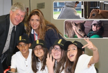 La directora ejecutiva de Asojersey, Liliana Quevedo (centro) en compañía de niños del programa Jóvenes Jersey. Foto: Asojersey Programa Asojersey, jóvenes Asojersey, Día de Campo Asojersey, Día de Campo Asojersey 2020, Asojersey 2020, Lácteos Jersey, proyectos Asojersey, actividades Asojersey, actividades Asojersey 2020, Fedegán Asojersey, Asociación Colombia Jersey, Asociación Colombia jersey 2020, relevo generacional, jóvenes ganadería, comprar ganado Jersey, Venta de ganado, venta de bovinos, CONtexto ganadero, ganaderos colombia, noticias ganaderas colombia
