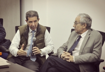Recientemente el presidente de Fedegán, José Félix Lafaurie Rivera, le entregó al director del Centro Nacional de Memoria Histórica, Rubén Darío Acevedo, un informe del trabajo realizado por Fundagán que recoge la memoria de los ganaderos víctimas de la violencia en Colombia. Foto: Fedegán Centro Nacional de Memoria Histórica, José Félix Lafaurie Rivera, fedegan, Fondo Nacional del Ganado, Fundación Colombia Ganadera, Fundagán, ganaderos, víctimas, violencia, farc