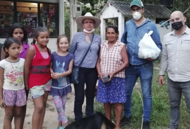 Los productores del municipio de Arauca junto con la Policía de Carabineros hicieron entrega de algunos mercados para las familias vulnerables. Foto: Cortesía Ganadería, ganadería colombia, Ganadería colombiana, CONtexto ganadero, noticias ganaderas, noticias ganaderas colombia, Arauca, productores Arauca, ganaderos arauca, entrega mercados, entrega mercados arauca, familias vulnerables, familias vulnerables arauca, policia de carabineros arauca, ganaderos, ganaderos colombia