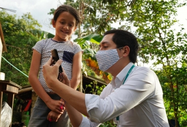 Las entregas fueron adelantadas por el secretario de las TIC, John Amaya. Foto: Gobernación de Boyacá. Ganadería, ganadería colombia, noticias ganaderas, noticias ganaderas colombia, CONtexto ganadero, donatec, donatec boyacá, educación rural, educación rural boyacá, tecnología niños de boyacá