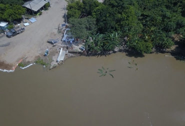 El daño sigue creciendo y las obras de mitigación están tardando más de la cuenta. Foto: Gobernación del Magdalena. Ganadería, ganadería colombia, noticias ganaderas, noticias ganaderas colombia, CONtexto ganadero, Piñón, Salamina, vía de la prosperidad, carretera magdalena barranquilla, Río Magdalena, erosión piñón, erosión salamina, erosión río magdalena, Asoganorte, senadores del caribe, Canal del Dique, daño de salamina, qué pasa en la vía piñón salamina, Corpamag, recursos obras piñon salamina