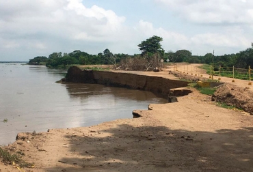 El plan de acción apunta a un dragado en la isla formada en el sector del Tamarindo, que viene agudizando la problemática. Foto: Cormagdalena. Ganadería, ganadería colombia, noticias ganaderas, noticias ganaderas colombia, CONtexto ganadero, Piñón, Salamina, vía de la prosperidad, carretera magdalena barranquilla, Río Magdalena, erosión piñón, erosión salamina, erosión río magdalena, Asoganorte, senadores del caribe, Canal del Dique, daño de salamina, qué pasa en la vía piñón salamina, Corpamag, recursos obras piñon salamina