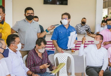 En su visita a Arauca, el ministro de Agricultura, Rodolfo Zea, se comprometió a ayudar en la financiación de la planta de beneficio animal, una de lácteos y otra de plátano. Foto: minagricultura.gov.co Arauca, planta de beneficio animal, planta agroindustrial de plátano, Minagricultura, Gobernador de Arauca, Tame, Arauquita, OCAD Paz, planta de lácteos, Piedemonte Llanero, nuevos mercados, exportación de carne bovina, Ganadería, ganadería colombia, noticias ganaderas colombia, CONtexto ganadero