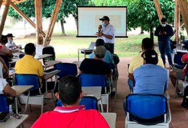 Ganaderos de diferentes municipios del Meta se capacitan en temas de sostenibilidad ambiental como parte del proyecto Biocarbono Orinoquía. Foto: meta.gov.co Sistemas arbóreos, árboles, Biocarbono Orinoquia, reforestación, Medio Ambiente, gases de efecto invernadero, viveros, San Martin, Guamal, Acacías, Barranca de Upía, capacitación, ecosistemas, Cambio climático, Ganadería, ganadería colombia, noticias ganaderas colombia, CONtexto ganadero
