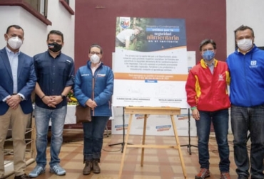 Los gobiernos de Cundinamarca y Bogotá se unieron para apoyar a los productores de la región en la comercialización de sus productos. Foto: bogota.gov.co Mercados campesinos, Bogotá, cundinamarca, productores, comercialización, ventas, Compras Públicas, convenio de cooperación, Seguridad Alimentaria, leche, lácteos, esquemas asociativos, integración regional, calidad de vida, compromiso, nutrición, Ganadería, ganadería colombia, noticias ganaderas colombia, CONtexto ganadero