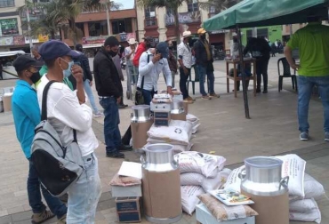 Los kits incluyen sal mineral, cantinas en acero inoxidable y semillas. Foto: Cortesía. Ganadería, ganadería colombia, noticias ganaderas, noticias ganaderas colombia, CONtexto ganadero, leche, leche antioquia, lecheros antioquia, insumos para lecheros de antioquia, Ganaderos de Antioquia, Gobernación de Antioquia, Ministerio de Agricultura