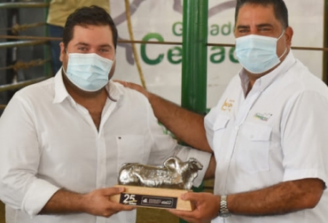 El gerente general de Subastar, Eduardo Kerguelén (der.), recibió el reconocimiento por los 25 años de la compañía. Foto: Subastar S. A. Subastar S.A, Subastar 25 años, Subastar S. A., Subastar 2021, Subastar al servicio de los ganaderos, comercialización de ganados, Subastar Córdoba, Aniversario Subastar, aniversario, Eduardo Kerguelén, Subastanet, Subastar TV, Subastar S. A. Colombia, ganaderos, ganaderos colombia, ganado, vacas, vacas Colombia, bovinos, Ganadería, ganadería colombia, noticias ganaderas, noticias ganaderas colombia, CONtexto ganadero, contextoganadero