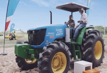 Entre los servicios que prestará el Centro están control de malezas, preparación de tierras, abono, siembra, fumigación y cosecha. Foto: Gobernación del Atlántico. Ganadería, ganadería colombia, noticias ganaderas, noticias ganaderas colombia, CONtexto ganadero, Centro de Servicios Tecnológicos y Mecanización, gobernadora del Atlántico, Elsa Noguera, mecanización agropecuaria, productividad agrícola, Campo de la Cruz, Luruaco, Repelón, Sabanalarga, Santa Lucía, Gobernación del Atlántico, viceministro de Agricultura y Desarrollo Rural, juan gonzalo botero