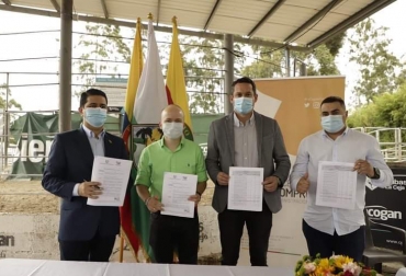 La plaza cuenta con un conglomerado digital para que los ganaderos puedan comercializar sus animales desde el celular. Foto: Gobernación de Antioquia. Ganadería, ganadería colombia, noticias ganaderas, noticias ganaderas colombia, CONtexto ganadero, centro de negocios ganaderos, La Ceja, la ceja antioquia, centro de negocios ganaderos en la ceja, Gobernación de Antioquia, ganadería antioquia,